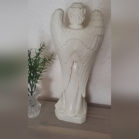 Ceramic Angel holding Dove 🕊 Measures 11.5" tall - Picture 4 of 6